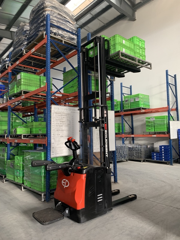 Xe nâng điện stacker 2 tấn trong kho hàng