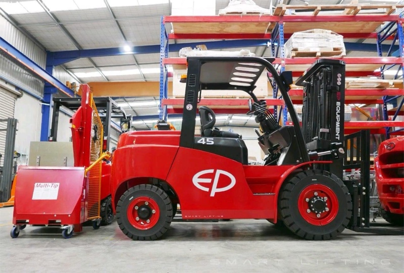 Xe nâng dầu 4,5 tấn CPCD45T trong kho xưởng8