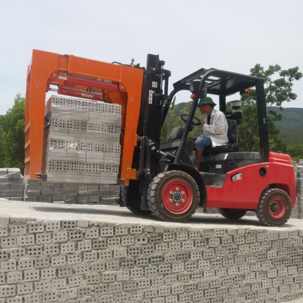 Xe nâng kẹp gạch không nung