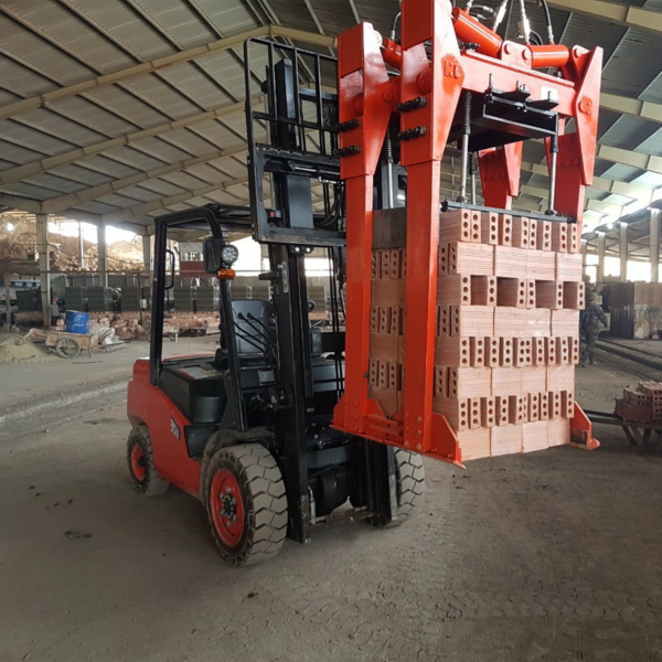 Xe nâng kẹp gạch tuynel